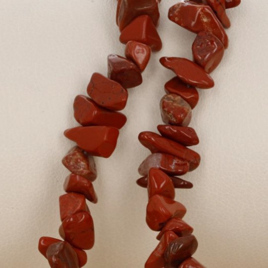 Geschlossener Faden aus rotem Jaspis mit Chips