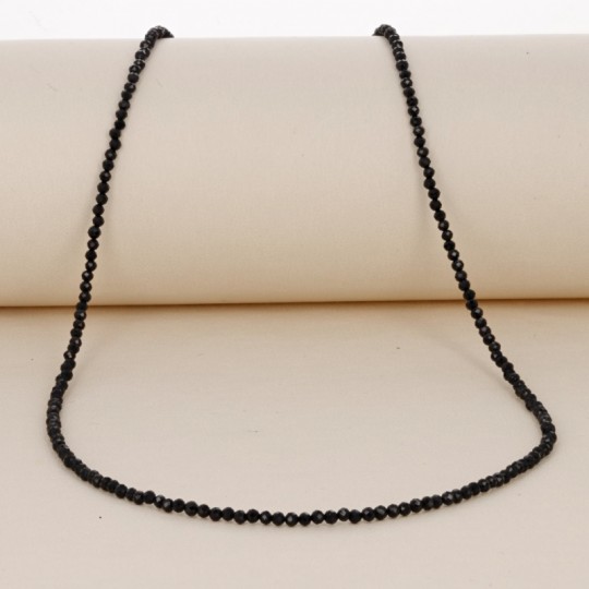 Halskette auf schwarzem Spinelldraht