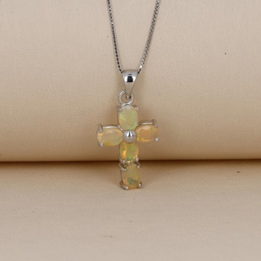 Kreuzanhänger mit äthiopischem Opal