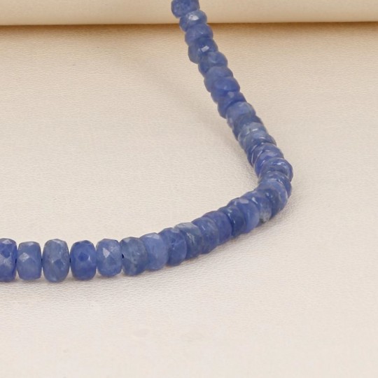 Hilo de piedras naturales de zafiro azul, cortado de arandela a escala