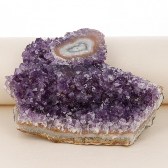 Teil der Amethyst-Geode mit Rose