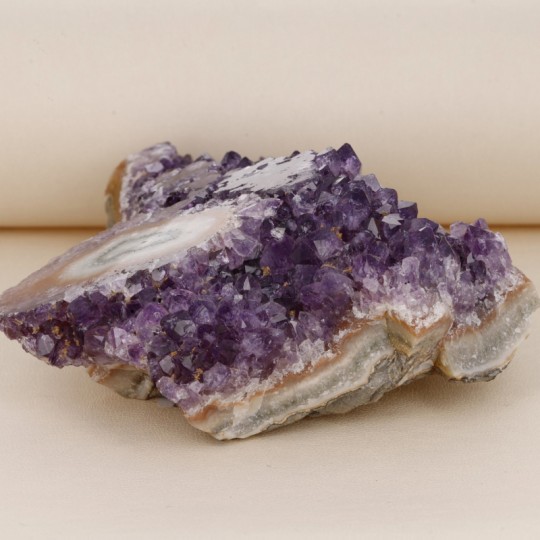 Teil der Amethyst-Geode mit Rose