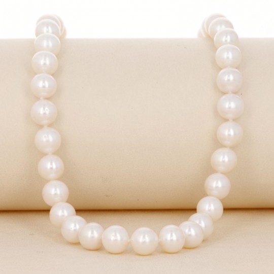 Round neck necklace with Semiround pearls