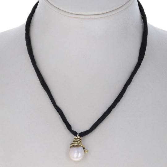 Collier in Tessuto Nero con Perla Barocca