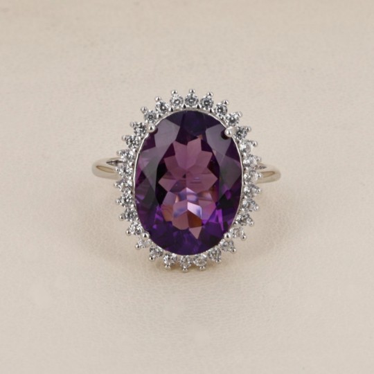 Ring mit ovalem Amethystquarz