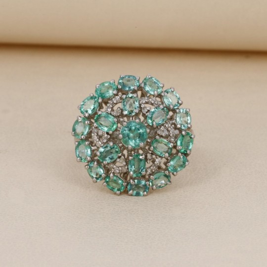 Ring with Emerald and Diamonds