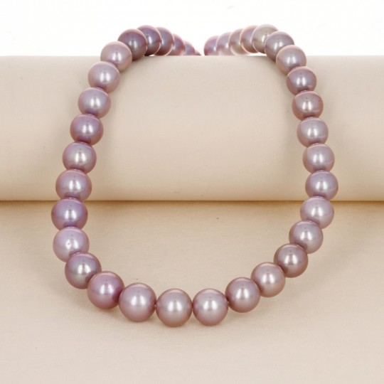 Strang aus rosa und violetten runden Perlen mit Kern