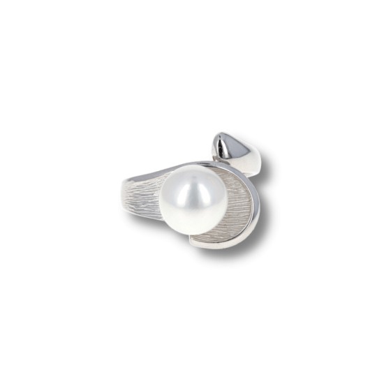 Anillo ajustable con perla semiredondeada de plata