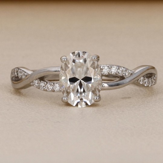 Anillo Intreccio con sintético Moissanite