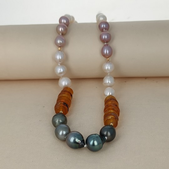 Round neck necklace with pearls and amber