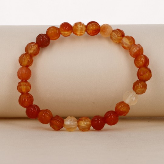 Armband aus elastischem Chalcedon mit gravierter Rose