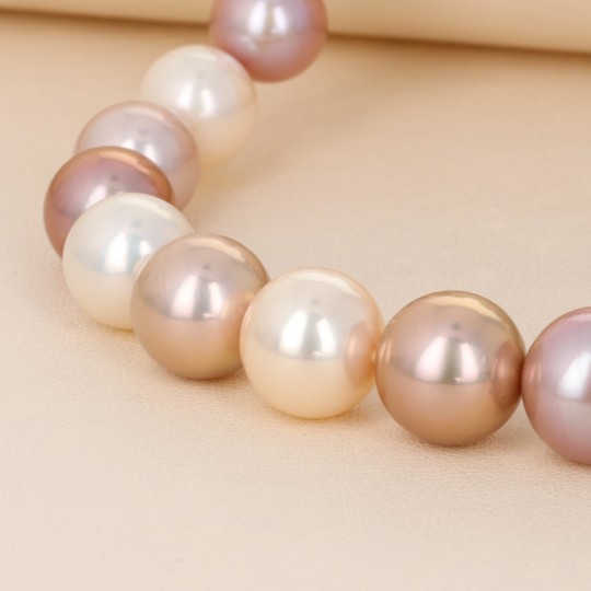 Mehrfarbiger runder Perlenstrang mit Kern
