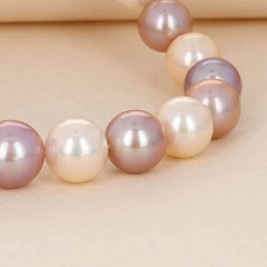 Mehrfarbiger runder Perlenstrang mit Kern