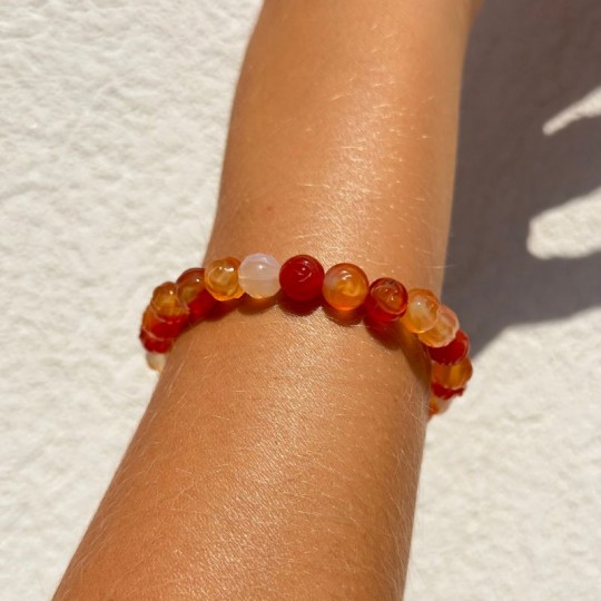 Armband aus elastischem Chalcedon mit gravierter Rose