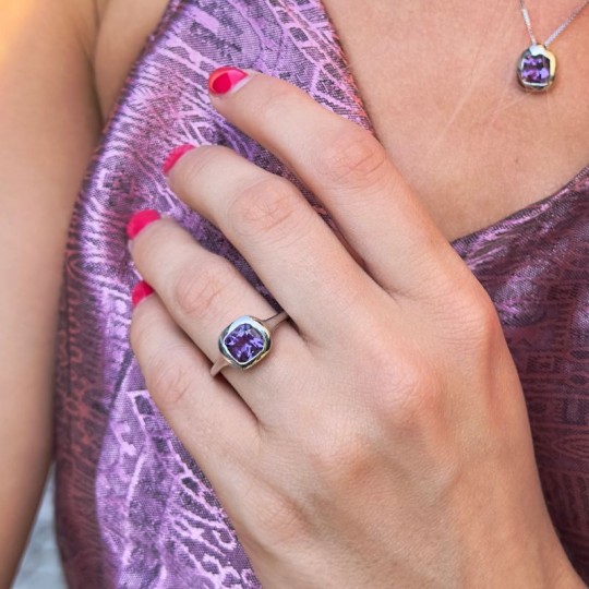 Quadratisches Kissen mit Amethyst-Ring