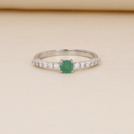 Ring mit Synthetisch Emerald und Moissanit