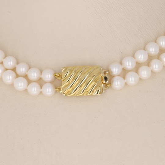 Halskette aus zwei parallelen Strängen aus weißen Perlen