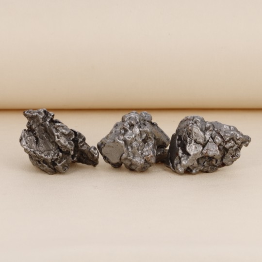 Kleine Tasche mit drei Meteoritenrohlingen „Campo del Cielo“