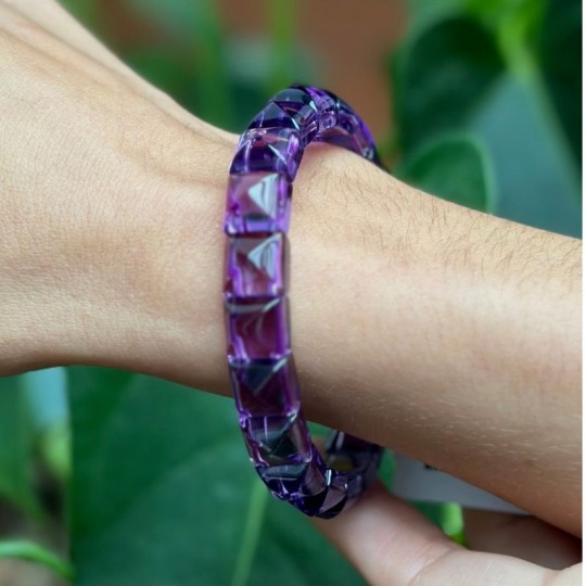 Armband mit Amethyst-Elastik und quadratischem Ohrstecker