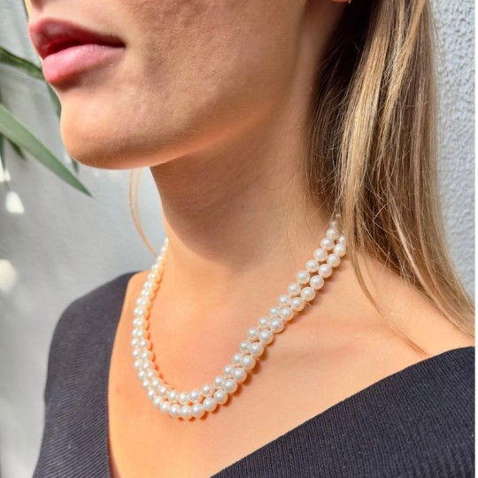 Halskette aus zwei parallelen Strängen aus weißen Perlen