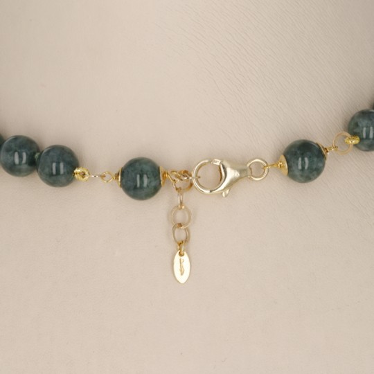 Set aus Halskette und Ohrringen mit intensiv grüner burmesischer Jade