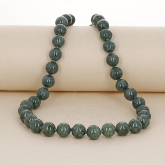 Set aus Halskette und Ohrringen mit intensiv grüner burmesischer Jade