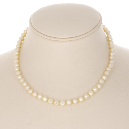 Goldfarbene Halskette mit runden Akoya-Perlen