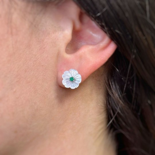 Ohrringe mit weißer Perlmuttblume und Smaragd