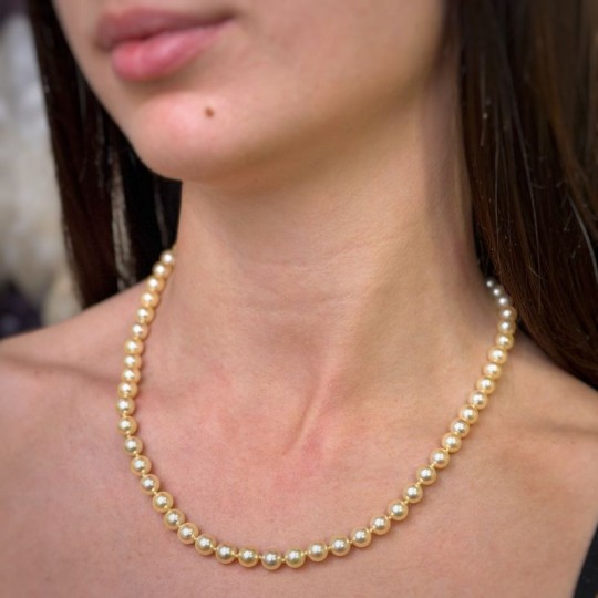Goldfarbene Halskette mit runden Akoya-Perlen
