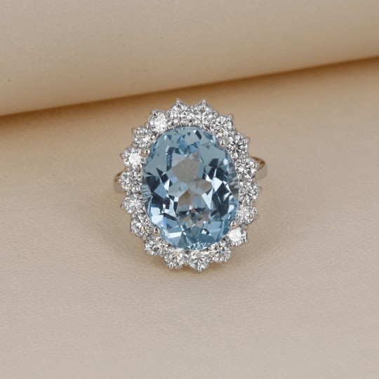 Ring with Aquamarine and Diamonds in 18kt white gold