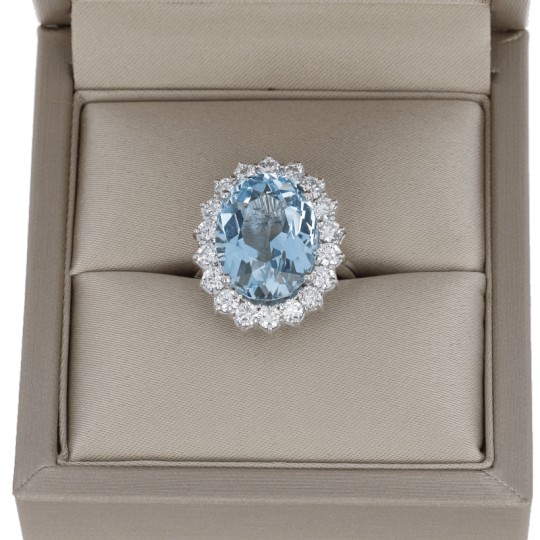 Ring with Aquamarine and Diamonds in 18kt white gold