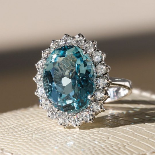 Ring with Aquamarine and Diamonds in 18kt white gold