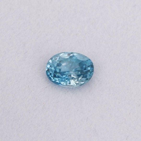 Ovaler blauer Zirkon