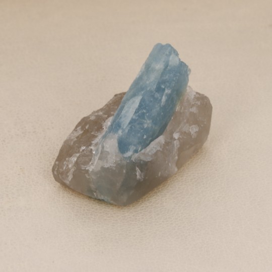 Aquamarinkristall auf halbfeinem Quarz