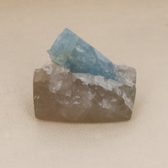 Aquamarine crystal on Quarzo Semigrezzo