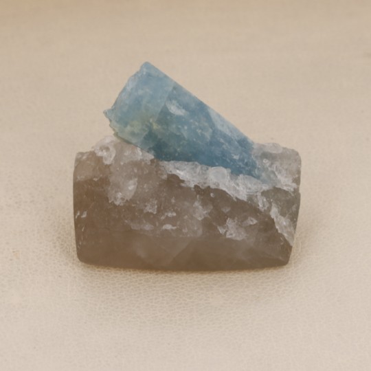 Aquamarinkristall auf halbfeinem Quarz