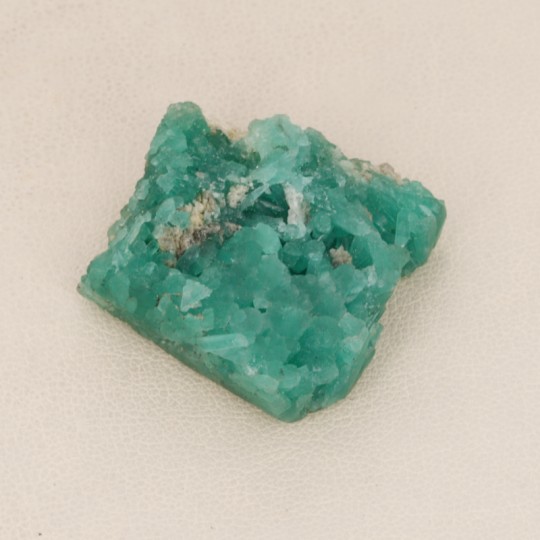 Smaragdkristallstein mit Calcit