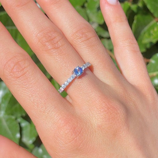 Anello con tanzanite e Moissanite