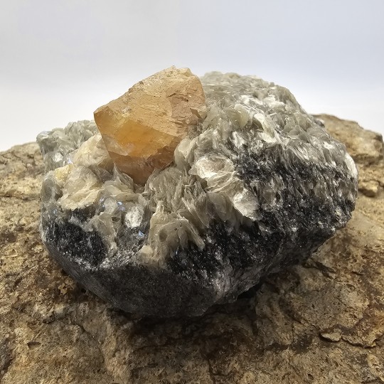 Sheelite Stone on Muscovite