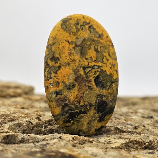 Piedra de Calcita con Orpimento Cabochon Oval