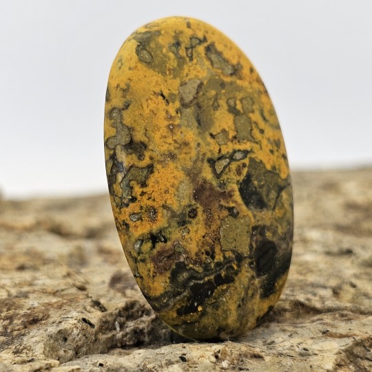 Stein von Calcite mit Orpimento Cabochon Oval