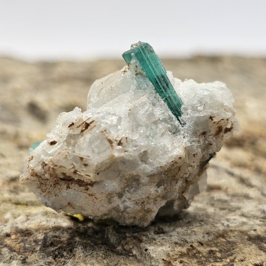 Emerald Stone auf Calcite