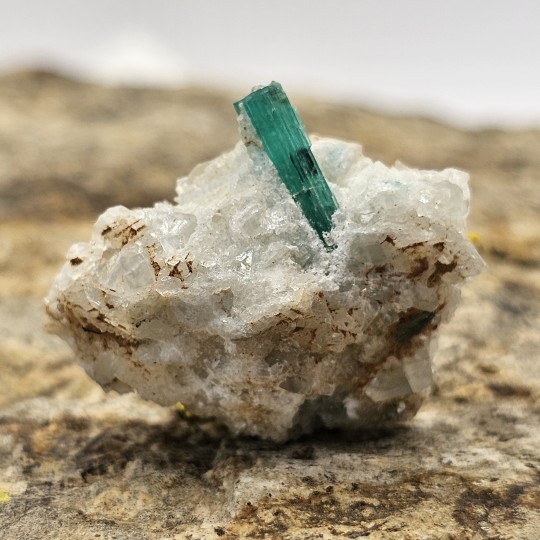 Emerald Stone auf Calcite