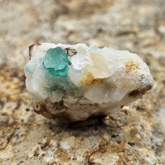 Emerald Stone auf Calcite
