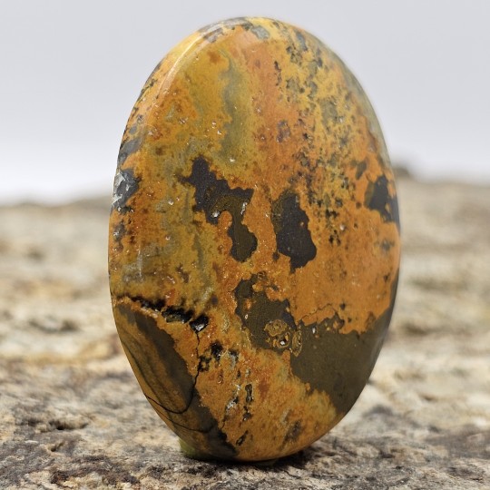 Calcit mit Orpiment Oval Cabochon