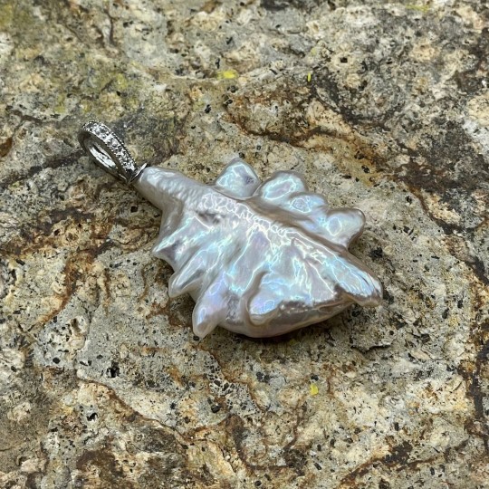 Pendant with Baroque Pearl with Fantasia Shape Nucleus