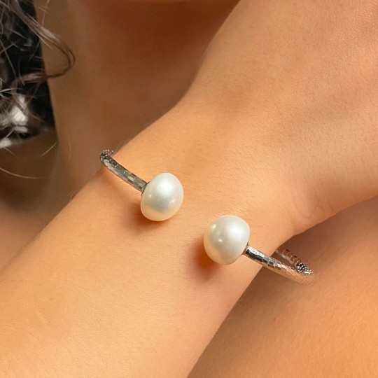 Openable Rigid Bracelet with Bottone Pearls