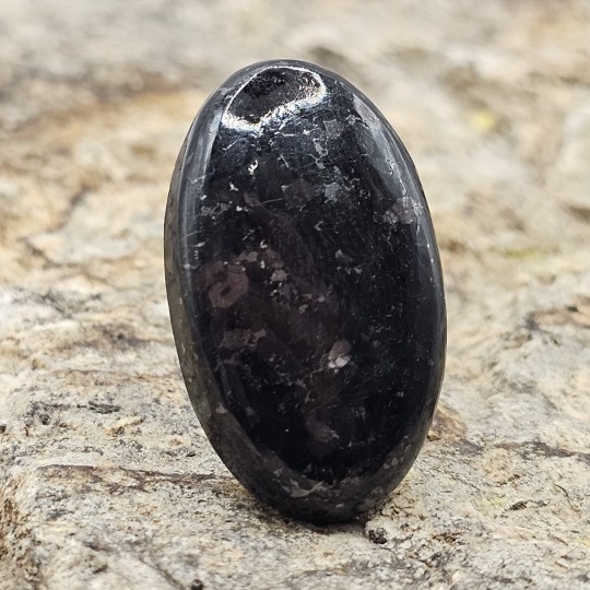 Piedra de Nuummite Cabochon Oval