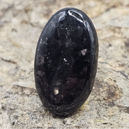 Piedra de Nuummite Cabochon Oval