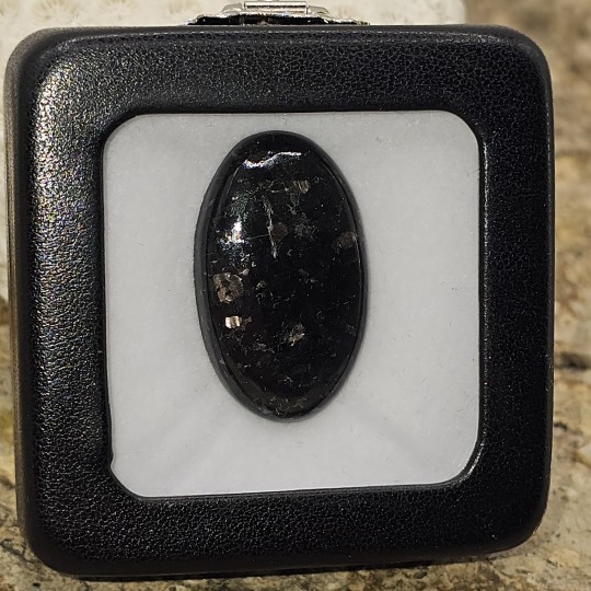 Piedra de Nuummite Cabochon Oval